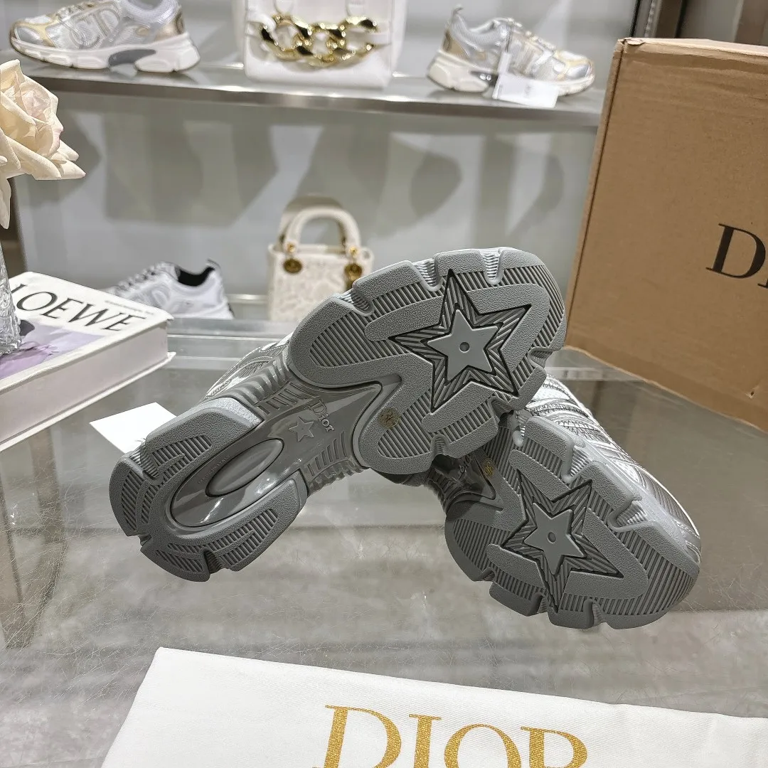 👟👟Ex-factory price 560👟👟 This Dior Chrono sneaker is a new product of the 2024 autumn ready-to-wear series, reinterpreting running shoes with Dior's high-end style. White mesh fabric is paired with nude and silver-toned laminated leather-effect panels, as well as CD logos on the sides, a star patch on the tongue and a Dior logo on the heel. Featuring tri-color laces, a lightweight sole and star embellishments for a casual look all year round. ✅Size: 35-40 ✅Packaging: With counter packaging and Dior outer box